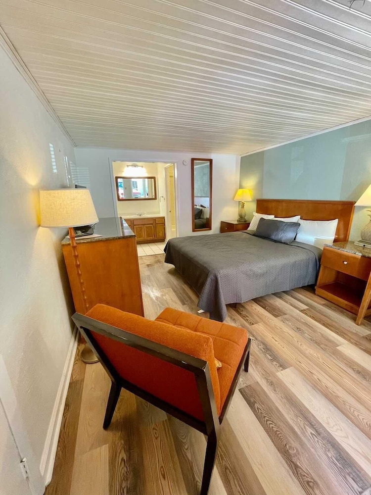 Geneva Hotel & Tiki Bar - photo 11