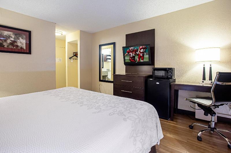 Red Roof Inn Wichita East - photo 36