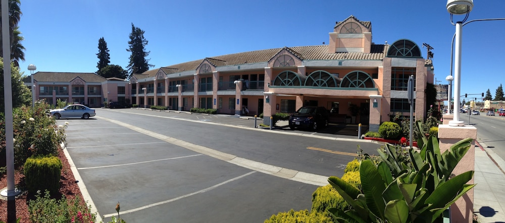 Atherton Park Inn Suites — Redwood