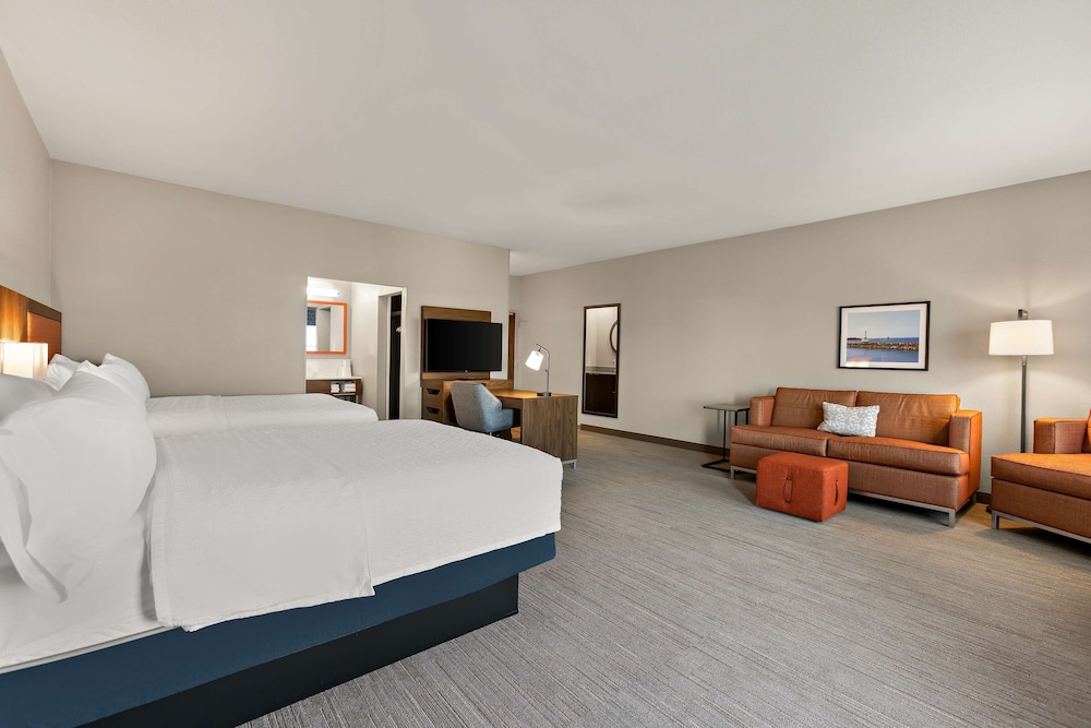 Hampton Inn & Suites by Hilton Petoskey - photo 41