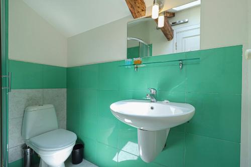Bright 3BR Apartment in Old Tbilisi by Wehost