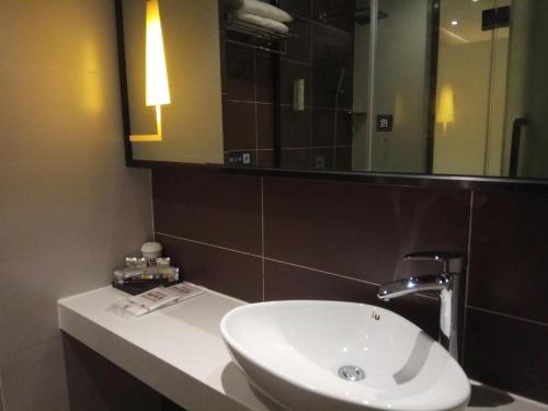 Iu Hotels Bijie Weining Caohai Railway Station — Bijie