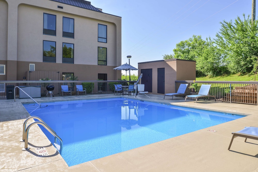 Hampton Inn Staunton - photo 27