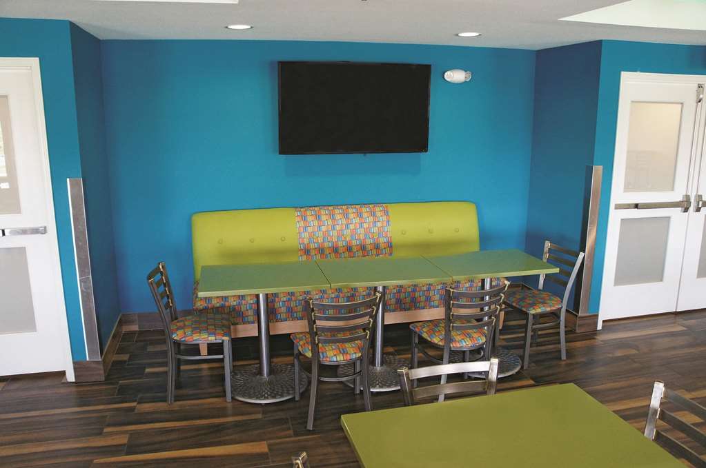 La Quinta Inn & Suites by Wyndham Grand Forks - photo 43