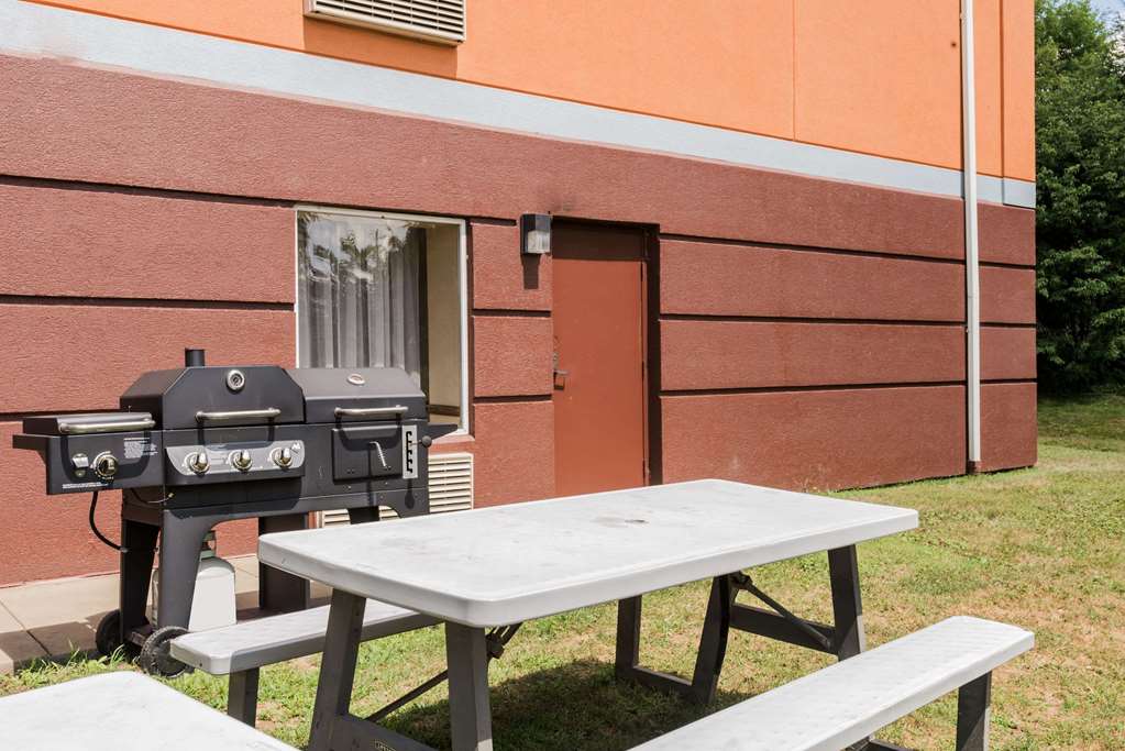 Super 8 by Wyndham Mars Cranberry Pittsburgh Area - photo 2