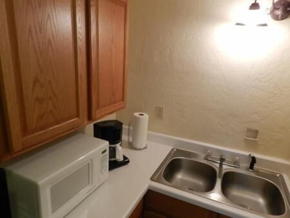 La Plaza Inn - photo 36