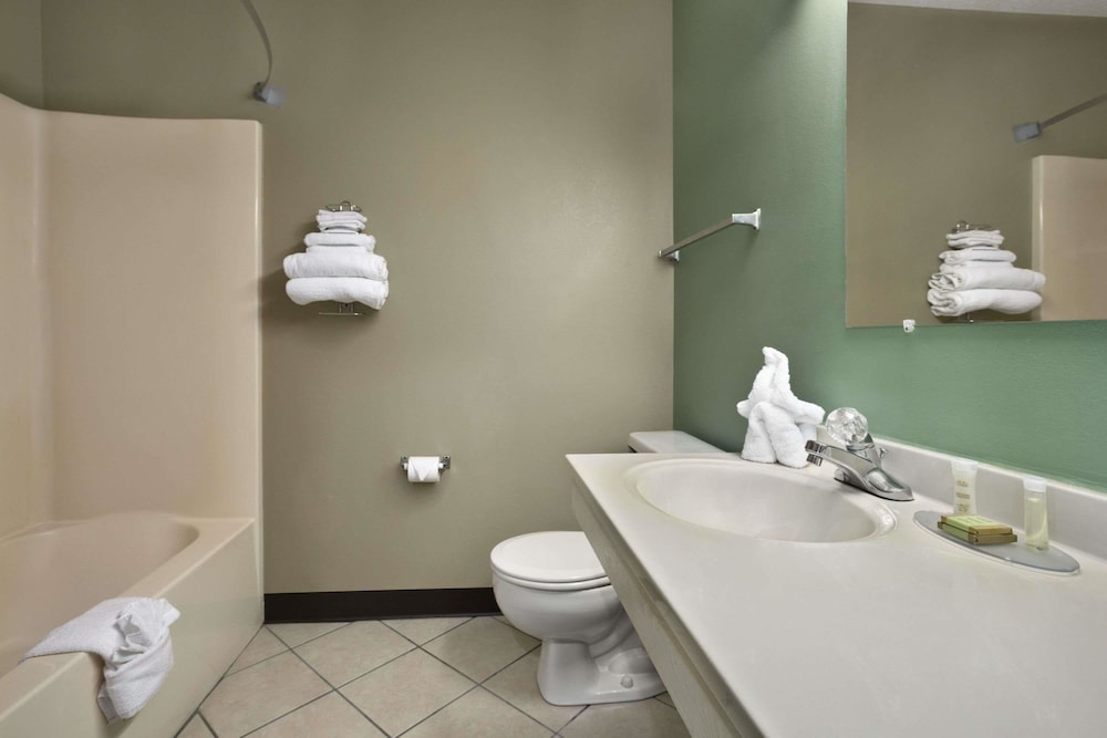 Super 8 by Wyndham Russellville - photo 10