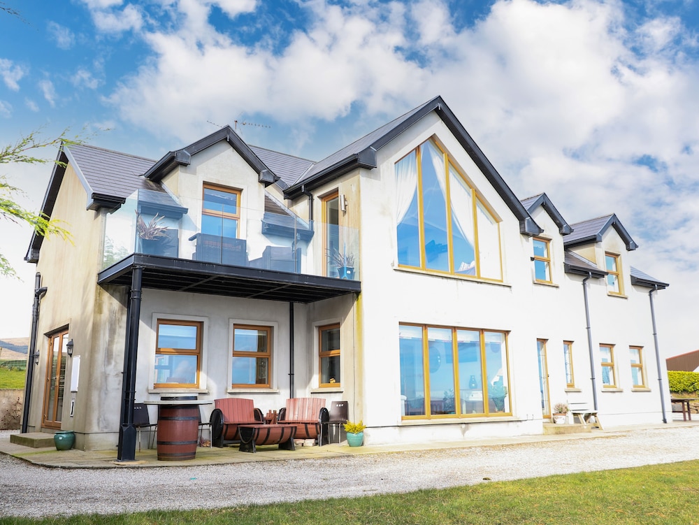 Millers Lane House 15556823 — Muff
