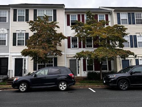 7 minutes to IAD upstairs room in DC Metro area Middle size room in Sterling, United States