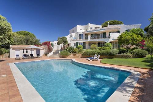 Extravagant Vale Do Lobo Villa 5 Bedrooms Villa Bispo Deluxe Great Pool — 4-Star Luxury Hotel in Almancil, Portugal
