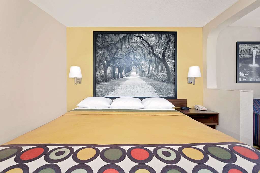 Super 8 by Wyndham Byron South Macon - photo 7