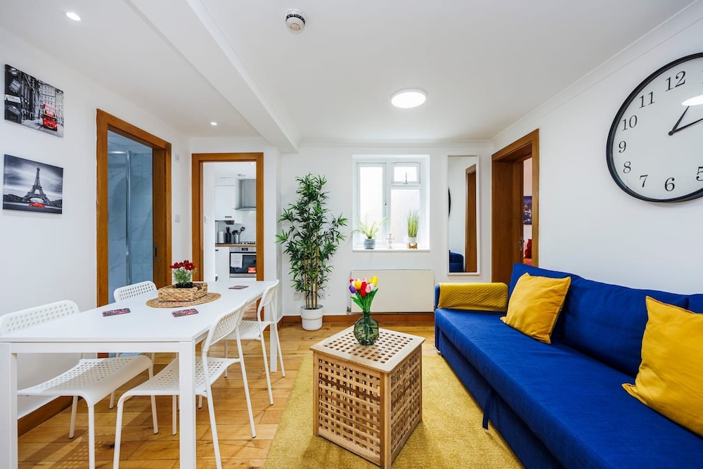 Chic 2BR Residence Minutes to Central London — 4-Star Luxury Hotel in London, United Kingdom