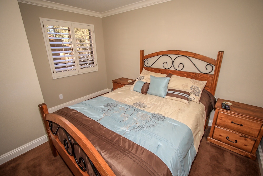 Summit Getaway Condo Affordable and ideally located Wood burning fireplace Walk to Ski Resort - photo 4