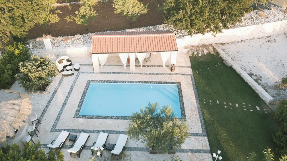 Trulli Italia 6&2 Emma Villas — 4-Star Luxury Hotel in Castellana, Italy