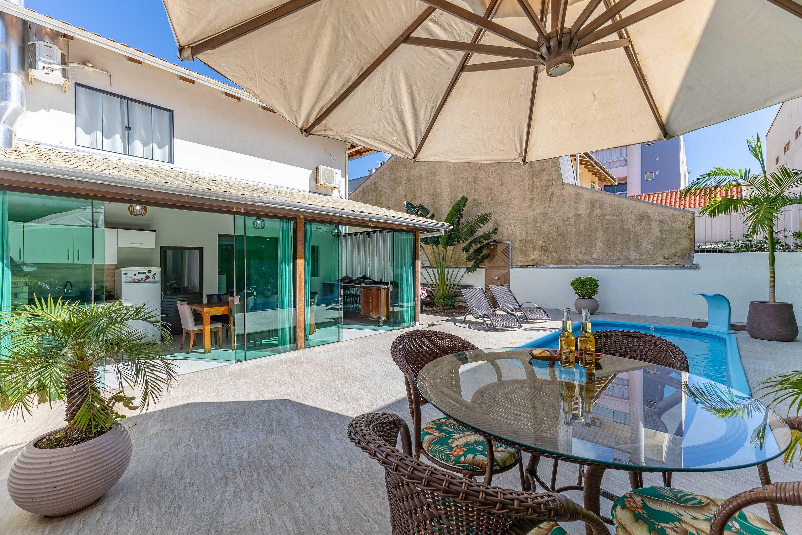 Casa com Piscina 500m da Praia de Bombas 3 dorm até 9 pessoas.