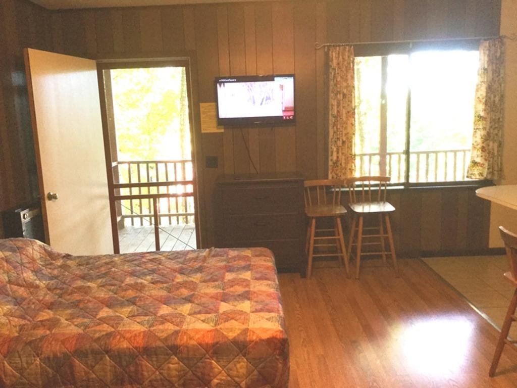 The Gold Eagle - carbon neutral hotel in Glens Falls