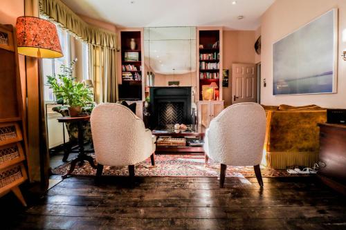 Elegant Central London Flat with Stylish Decor — 4-Star Luxury Hotel in London, United Kingdom