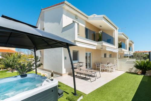 Beachfront Reiterer Villa V1 with Jacuzzi 30 meters from the Beach CROWONDER LUXURY RENT — 4-Star Luxury Hotel in Privlaka, Croatia