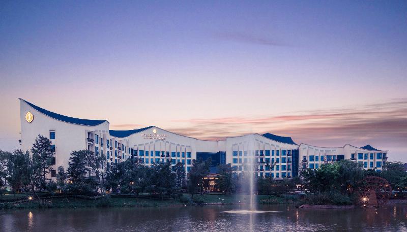 InterContinental Heilong Lake by IHG in Meishan, People's Republic of China