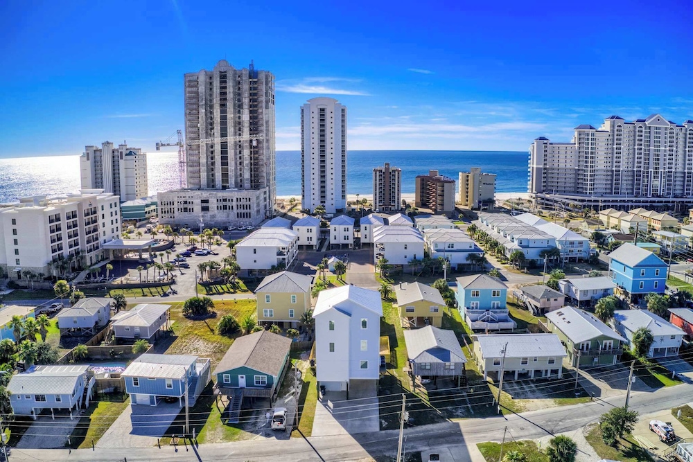 8 Bed 9 Bath Private Pool Grill Walk to Beach in Gulf Shores, United States