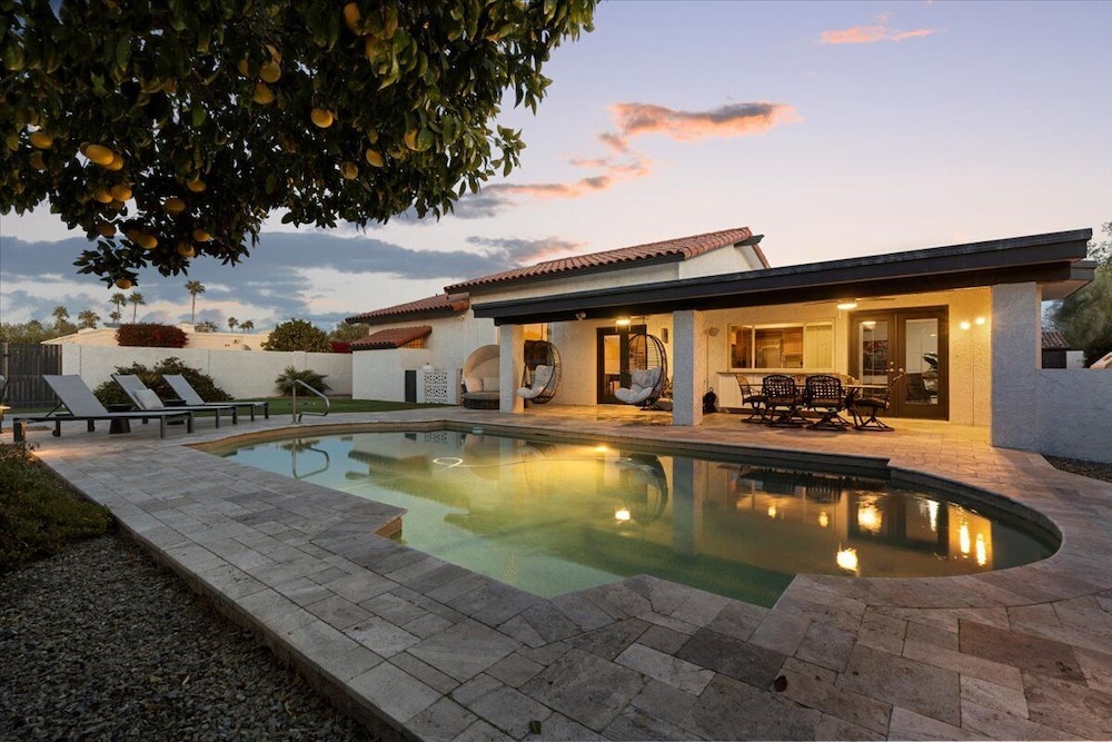 Beverly Charm Private Pool Mini Golf Games - carbon neutral hotel in Phoenix