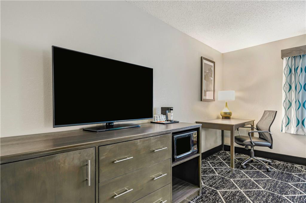 La Quinta Inn & Suites by Wyndham Batavia - photo 26