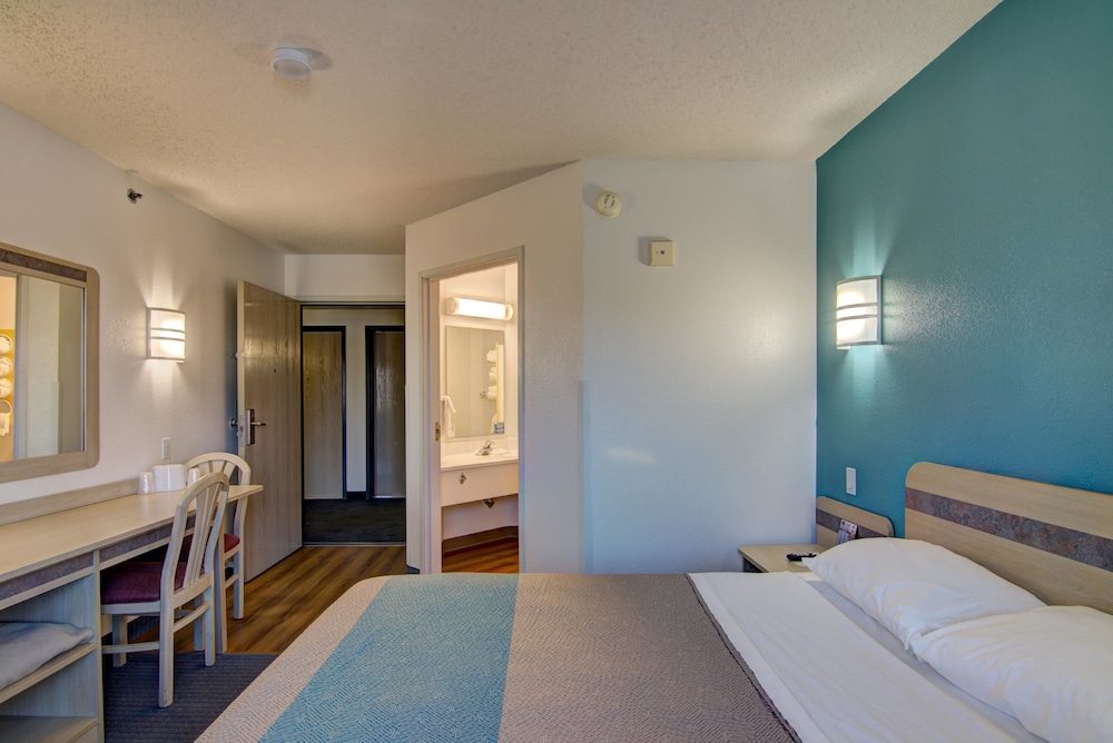 Econo Lodge Menomonie - photo 14