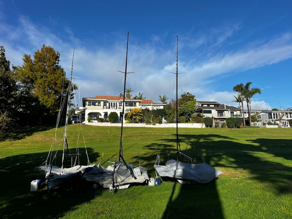 Waiake Beach Apartments — 5-Star Luxury Hotel in Auckland, New Zealand