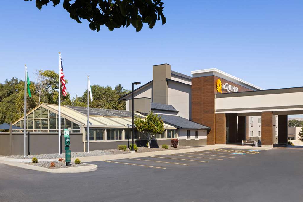 La Quinta Inn & Suites by Wyndham Yakima Downtown - photo 3