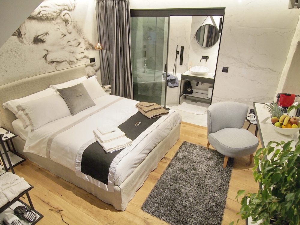 La Vita E Bella Iii in Dubrovnik, Croatia