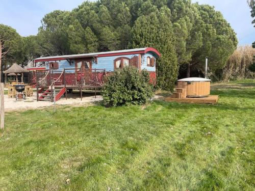 Le Pont Rouge Roulotte — 4-Star Luxury Hotel in Saint-Gilles, France