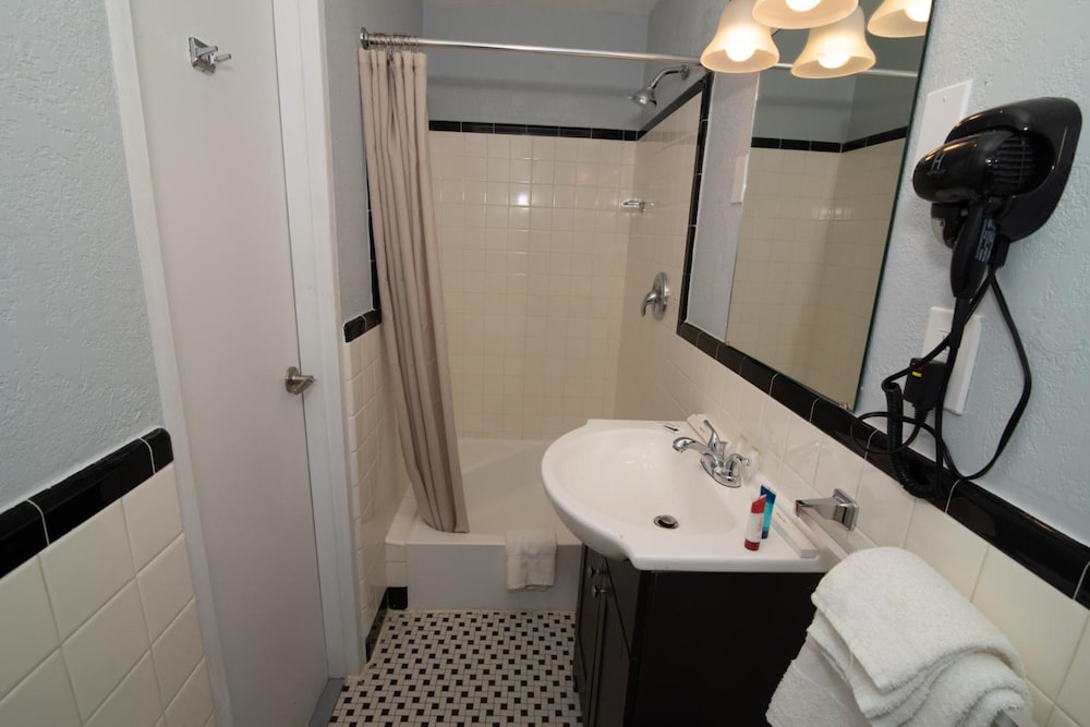 The Minuteman Inn - photo 16