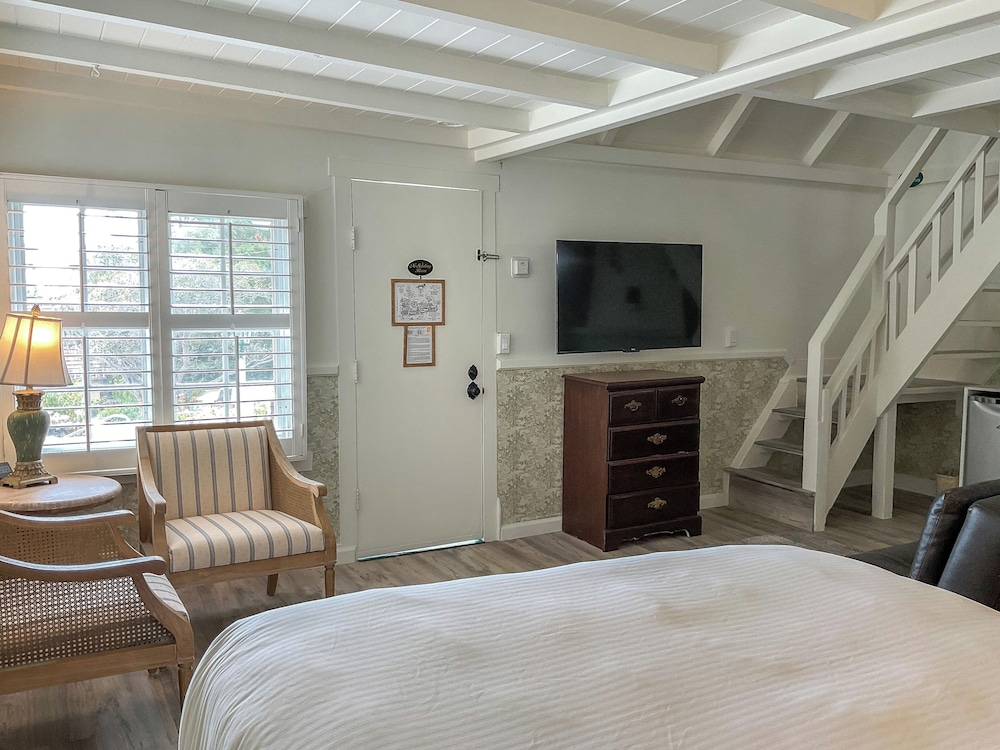 Carmel Green Lantern Inn - photo 36