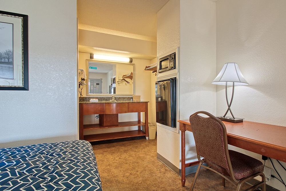 Regency Inn & Suites Macon - photo 8
