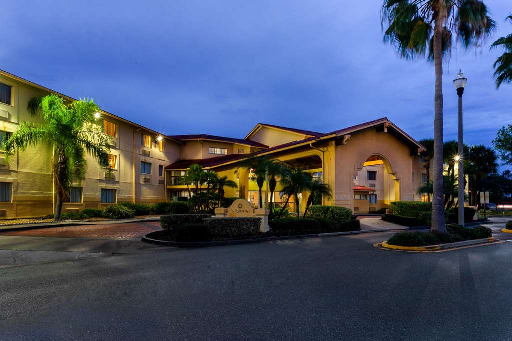 La Quinta Inn & Suites by Wyndham St. Pete Clearwater Airpt - photo 4