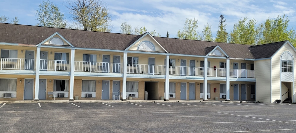 Thunderbird Inn - carbon neutral hotel in Mackinaw
