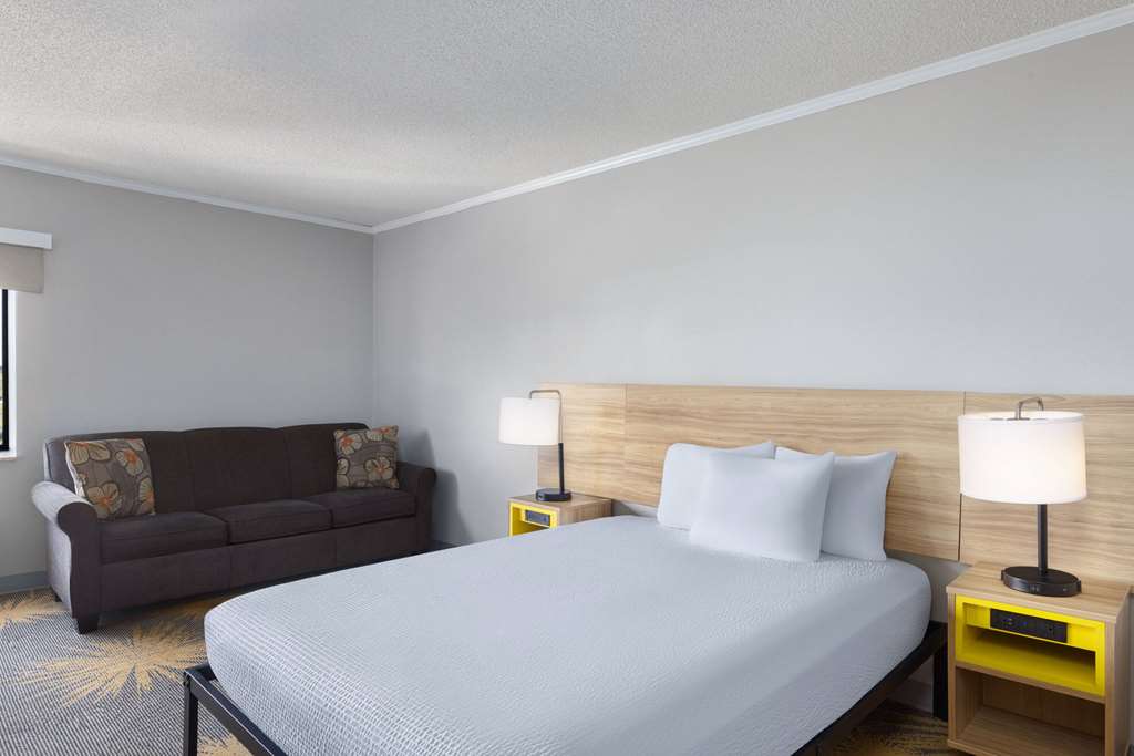 Days Inn & Suites by Wyndham Kansas City South - photo 26