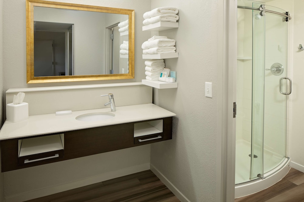 Hampton Inn & Suites Nashville Airport - photo 29