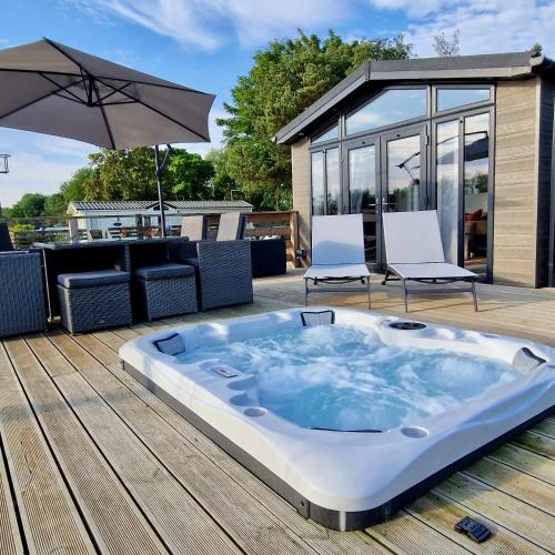 Rolo's Lakeside Lodge With Hot Tub & Hi Speed Wifi — 4-Star Luxury Hotel in Stamford, United Kingdom