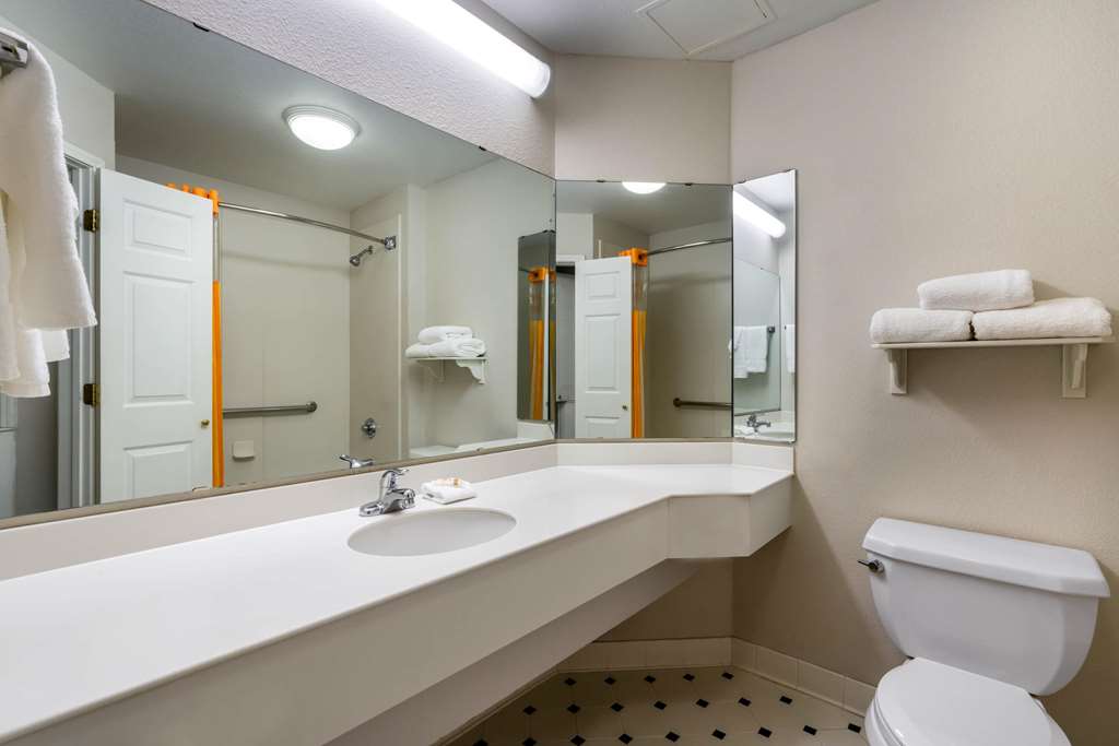 La Quinta Inn & Suites by Wyndham Phoenix West Peoria - photo 20