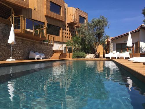 Elegant Apartment Alvados 50m Pool — 4-Star Luxury Hotel in Porto De Mos, Portugal