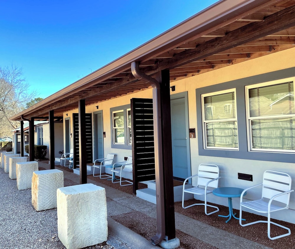 The Dixie Motel Brenham - carbon neutral hotel in Brenham