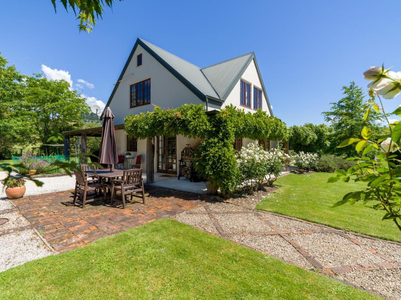 The Last Straw Cottage Nelson — 5-Star Luxury Hotel in Brightwater, New Zealand