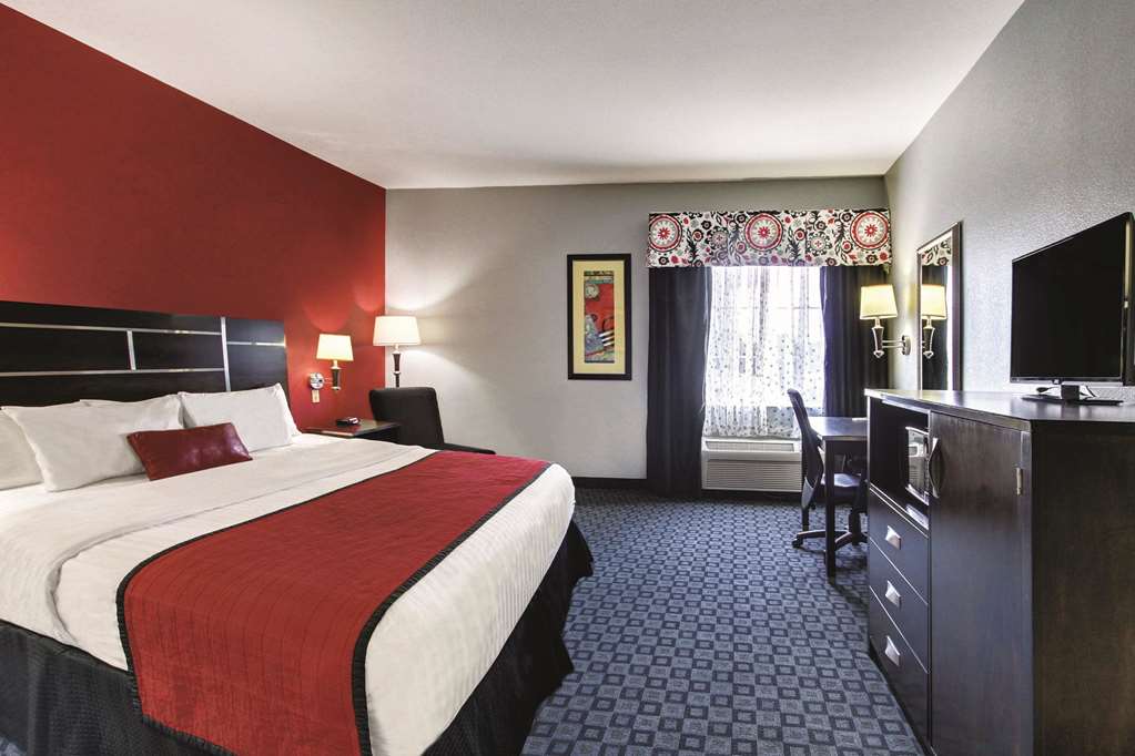 La Quinta Inn & Suites by Wyndham Dallas Hutchins - photo 19