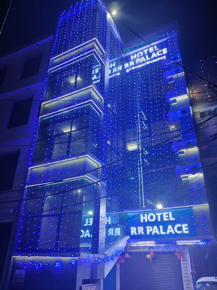 Oyo 8961 Hotel Rr Palace in Gorakhpur, India
