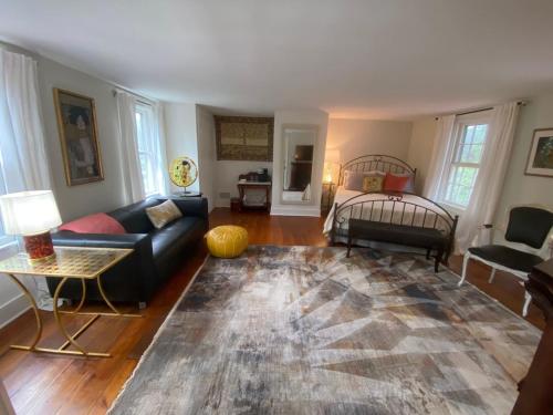 Trouvaille House Suite 3 Klimt Suite — 4-Star Luxury Hotel in Athens, United States