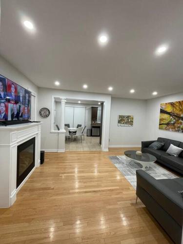 Luxury 4 Bedrooms Home — 4-Star Luxury Hotel in Brampton, Canada