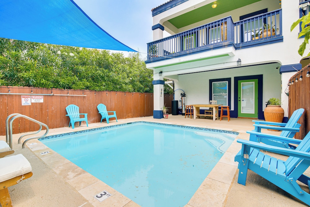 Steps to Beach: Oceanside Townhome w Heated Pool — 4-Star Luxury Hotel in South Padre Island, United States