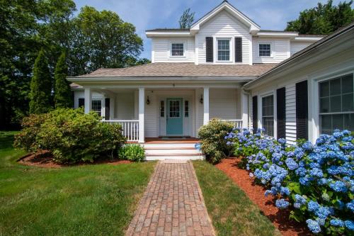 Spacious home with deck and fire pit — 4-Star Luxury Hotel in Brewster, United States
