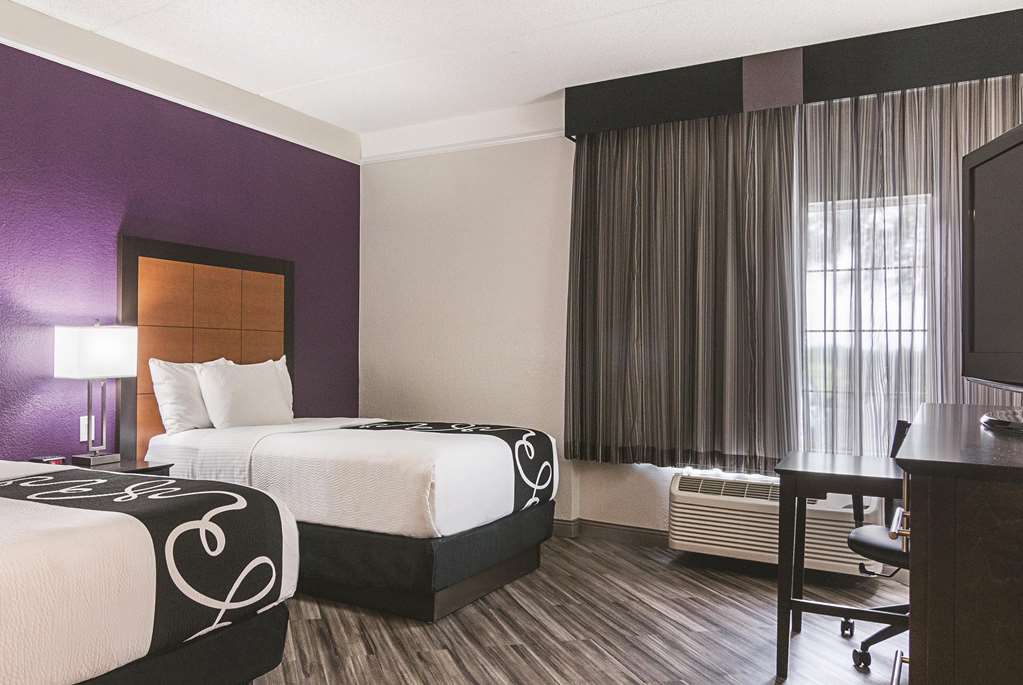 La Quinta Inn & Suites by Wyndham Orlando Airport - photo 33
